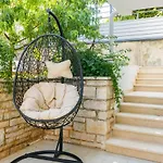 Tino Apartment With Free Parking