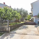Tino Apartment With Free Parking
