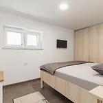 Tino Apartment With Free Parking